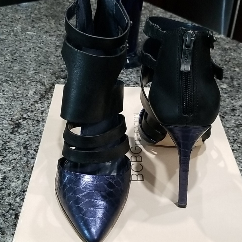 BCBG (navy blue snake skin and black pump)